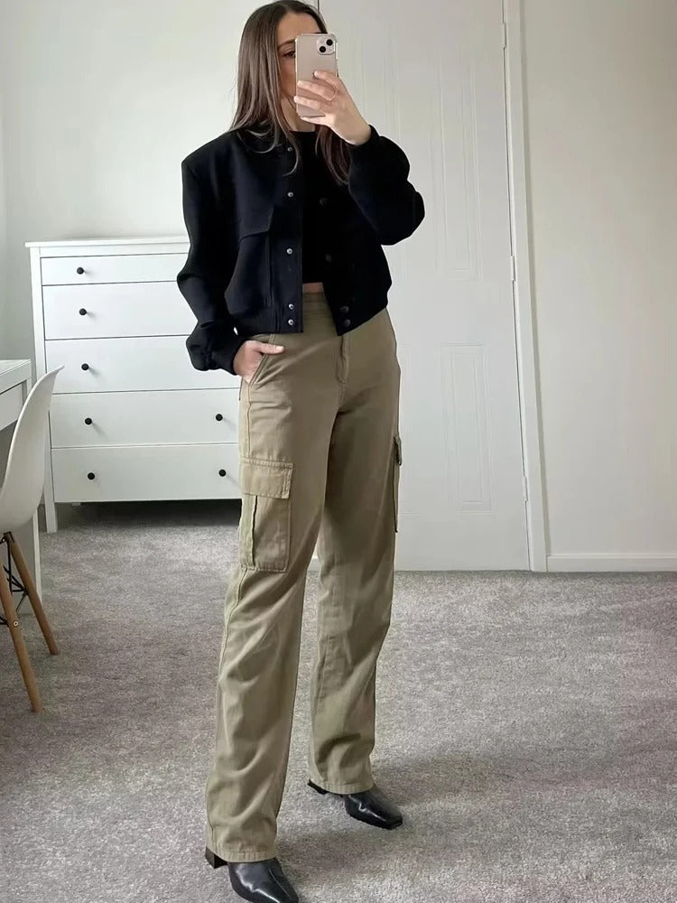 Chiara Bomberjas gecombineerd met cargobroek in zwart – Elyssor Fashion