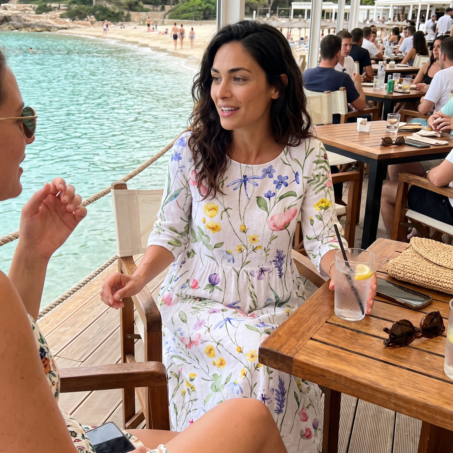 Giulia bloemenjurk op een waterterras