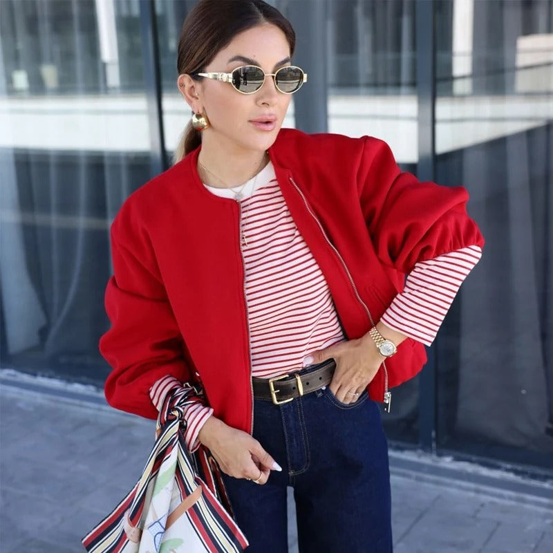 Alessia Korte Bomberjas gedragen over gestreept shirt in rood – Elyssor Fashion