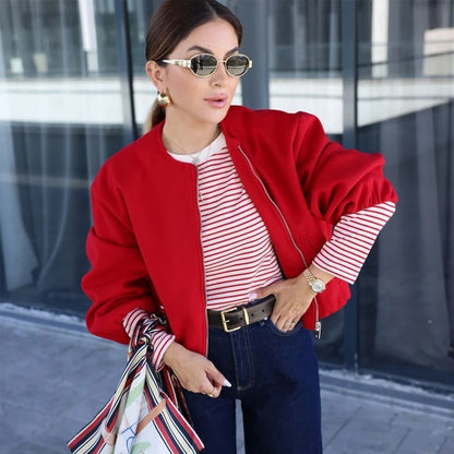 Alessia Korte Bomberjas gedragen over gestreept shirt in rood – Elyssor Fashion