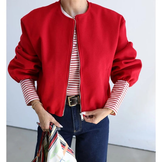 Alessia Korte Bomberjas met open rits en cropped lengte in rood – Elyssor Fashion