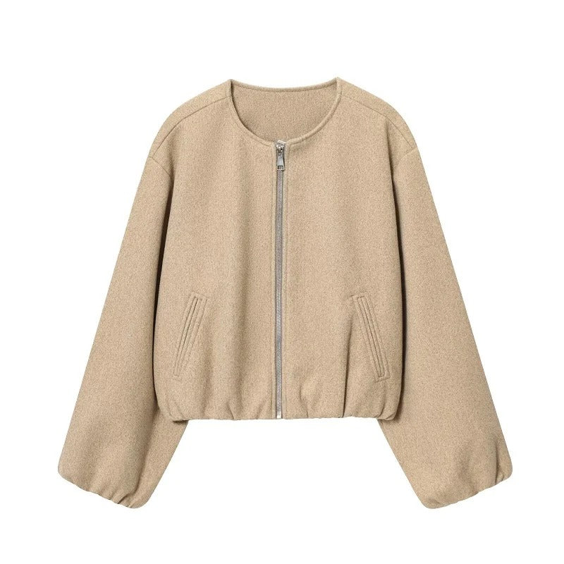 Alessia Korte Bomberjas met steekzakken en ronde hals in khaki – Elyssor Fashion