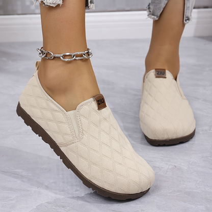 Alma beige instappers gedragen in een casual look – Elyssor Fashion