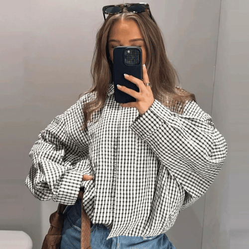 Bianca Geruite Bomberjas gecombineerd met jeans in zwart-wit ruit – Elyssor Fashion