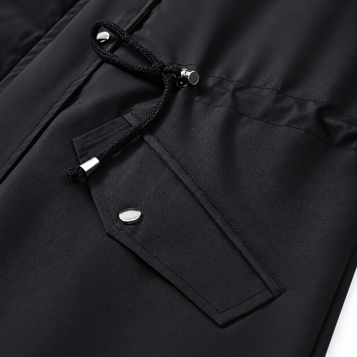 Carlotta 3-in-1 regenjas in zwart, detail van trekkoord en zak met drukknop – Elyssor Fashion