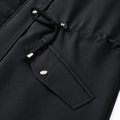 Carlotta 3-in-1 regenjas in zwart, detail van trekkoord en zak met drukknop – Elyssor Fashion