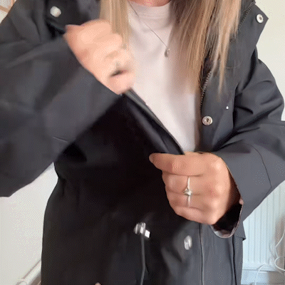 Detail van de rits en drukknopen op de Carlotta regenjas in zwart – Elyssor Fashion