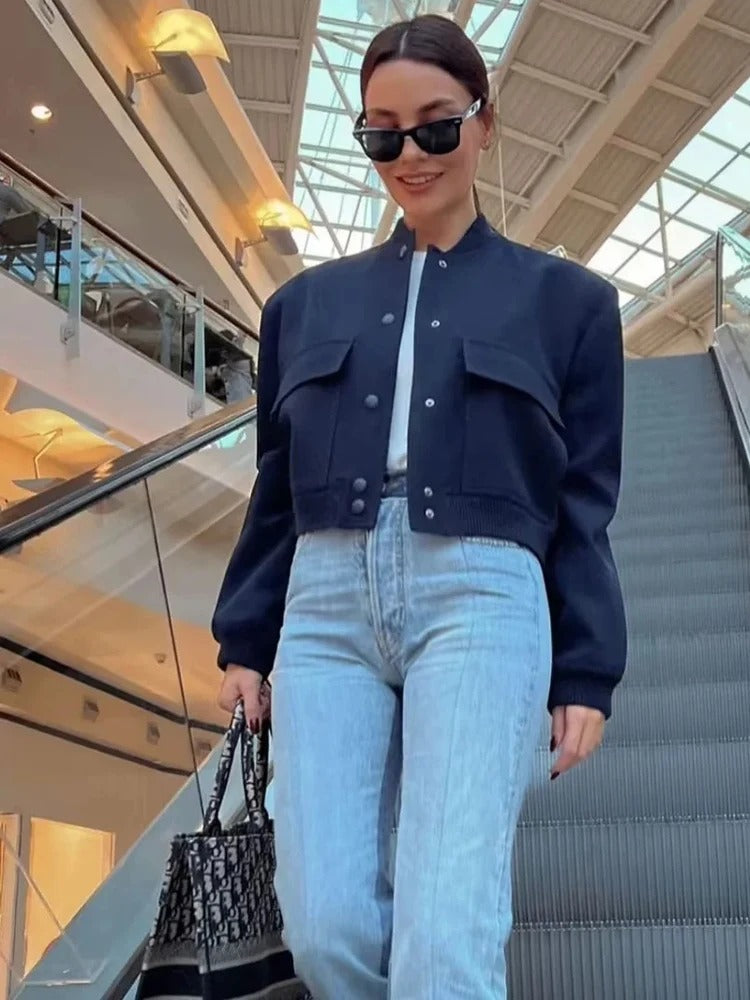 Chiara Bomberjas gedragen bij lichte jeans in marineblauw – Elyssor Fashion