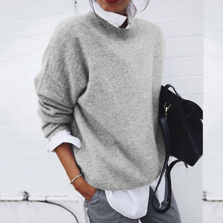Emilia gebreide trui met ronde hals in grijs, gedragen over een witte blouse – Elyssor Fashion
