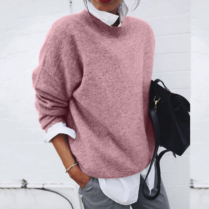 Emilia gebreide trui met ronde hals in zacht roze, gedragen over een witte blouse – Elyssor Fashion