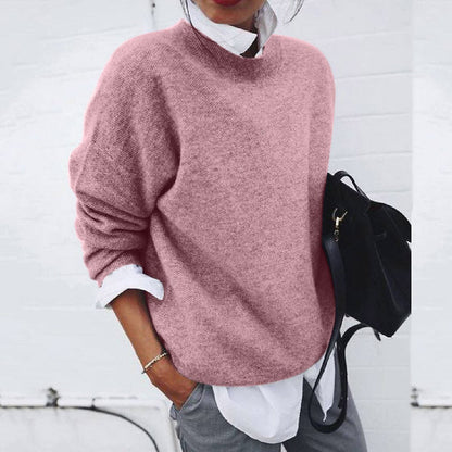 Emilia gebreide trui met ronde hals in zacht roze, gedragen over een witte blouse – Elyssor Fashion