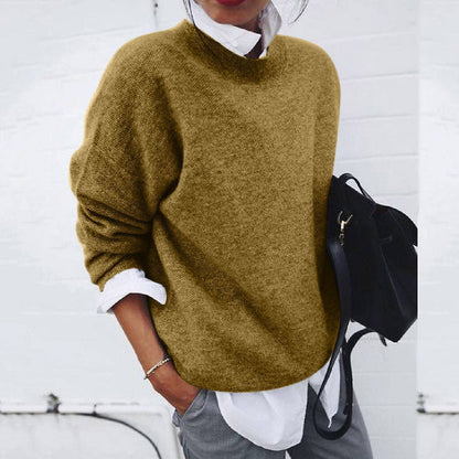 Emilia gebreide trui met ronde hals in oker, gedragen over een witte blouse – Elyssor Fashion