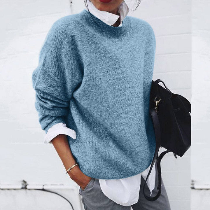Emilia gebreide trui met ronde hals in lichtblauw, gedragen over een witte blouse – Elyssor Fashion