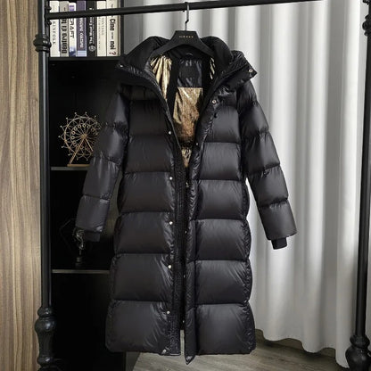 Fiorella lange donsjas met capuchon en goudkleurige voering in zwart – Elyssor Fashion
