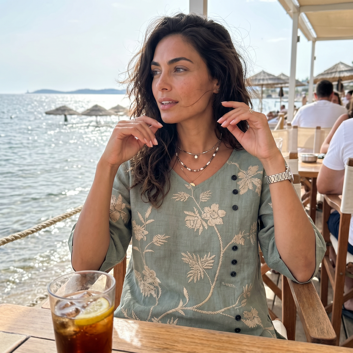 Margaux bloemenblouse op een waterterras