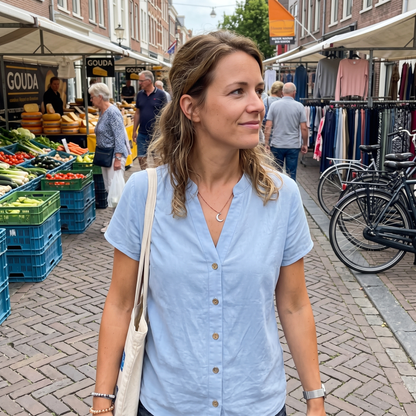 Liora Blouse lichtblauw - sfeerbeeld op de Nederlandse markt
