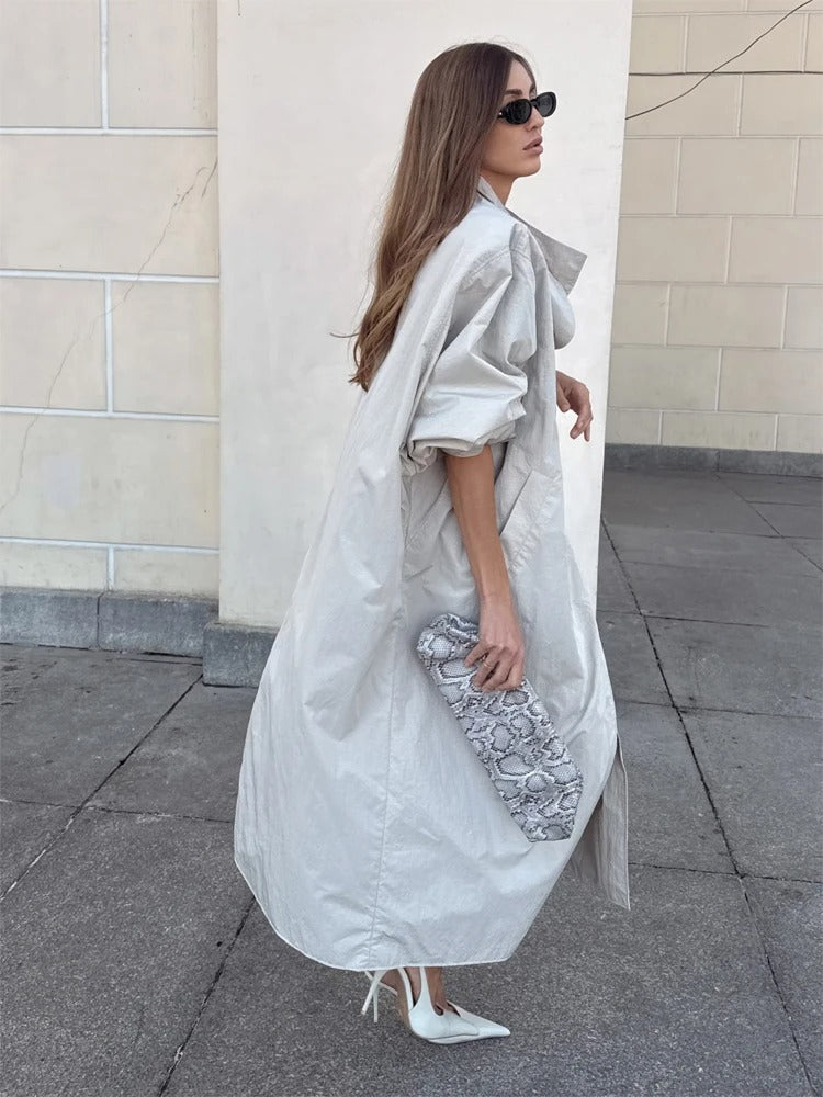 Renata oversized trenchcoat zijaanzicht met vleermuismouw in lichtgrijs – Elyssor Fashion