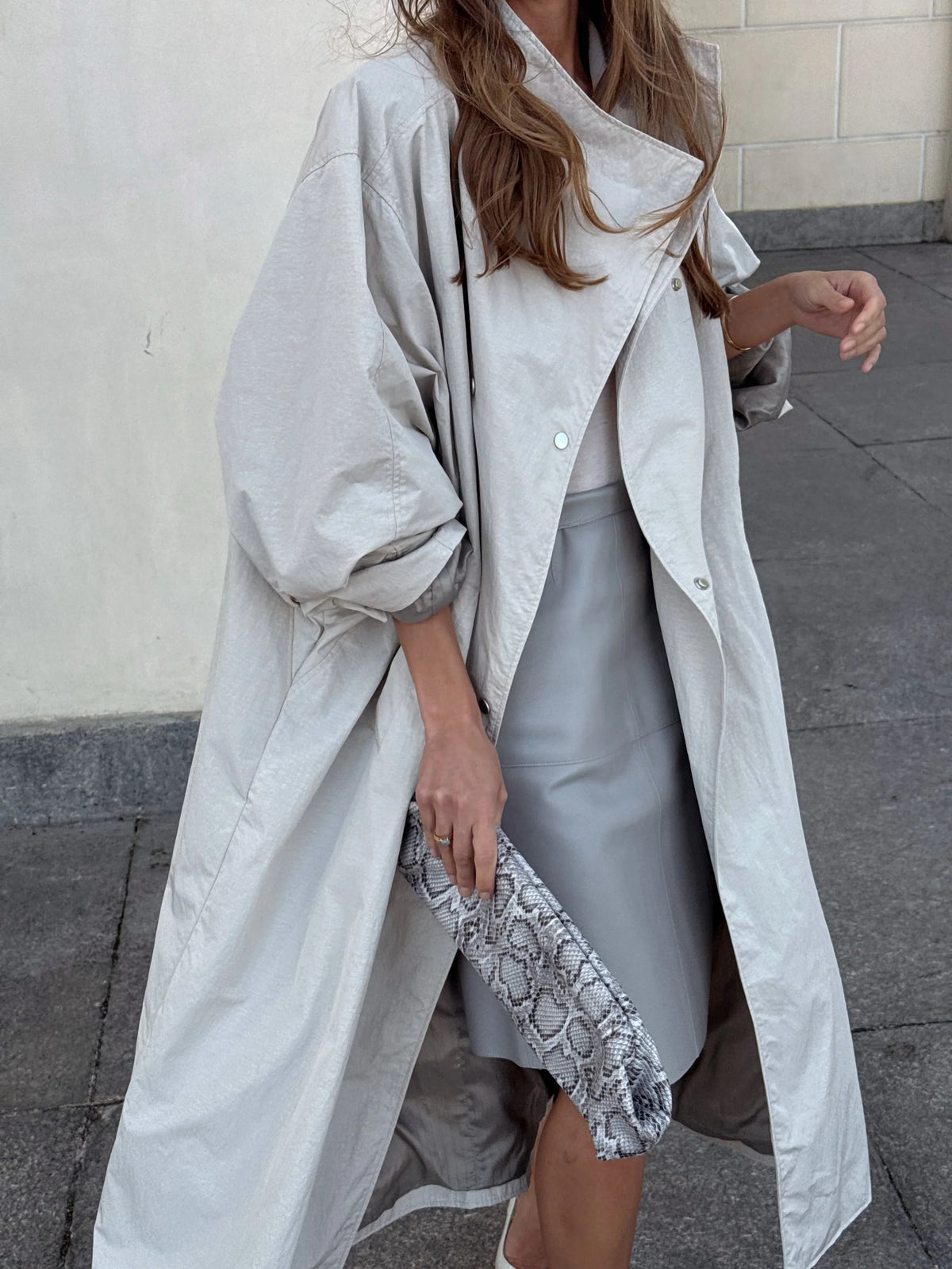 Renata oversized trenchcoat met opgerolde mouw in lichtgrijs – Elyssor Fashion