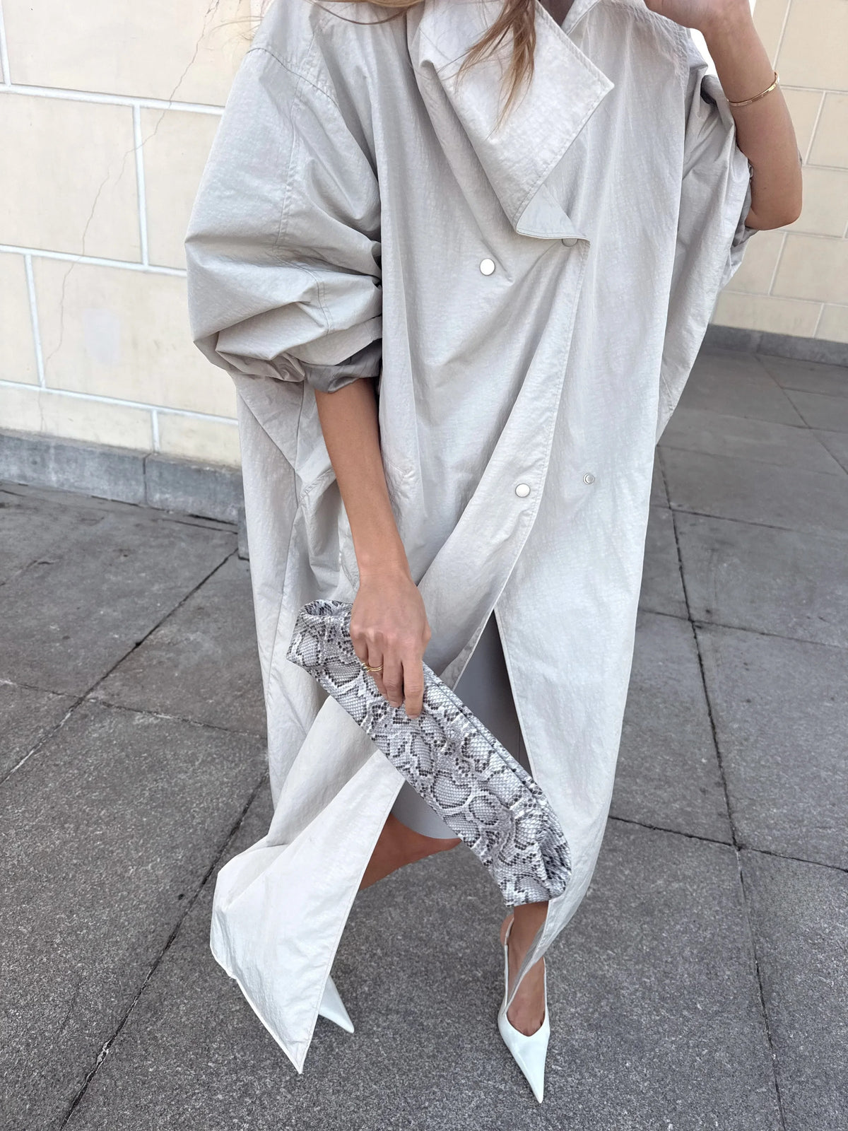 Renata oversized trenchcoat detail van zoom en sluiting in lichtgrijs – Elyssor Fashion