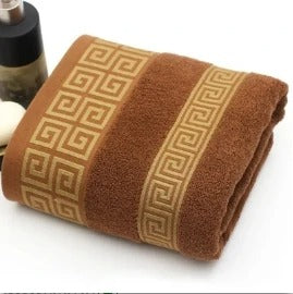 Santorini katoenen handdoek met geborduurde Griekse meander-rand in bruin – Elyssor Fashion