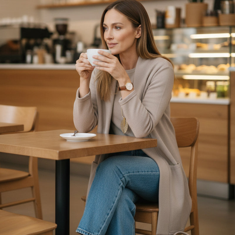 Soraya lang vest los gedragen op een spijkerbroek, bruin – Elyssor Fashion